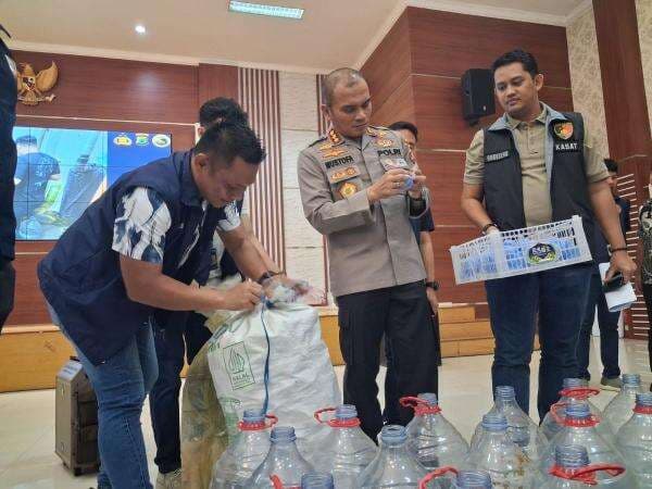 Polisi Bongkar Produksi Air Galon Palsu di Bekasi, Untung hingga Rp70 Juta Polisi Bongkar Produksi Air Galon Palsu di Bekasi, Untung hingga Rp70 Juta