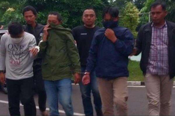 Polisi Gadungan Peras Warga Modus Uang Palsu, 3 Pelaku Ditangkap Polres Batu Polisi Gadungan Peras Warga Modus Uang Palsu, 3 Pelaku Ditangkap Polres Batu