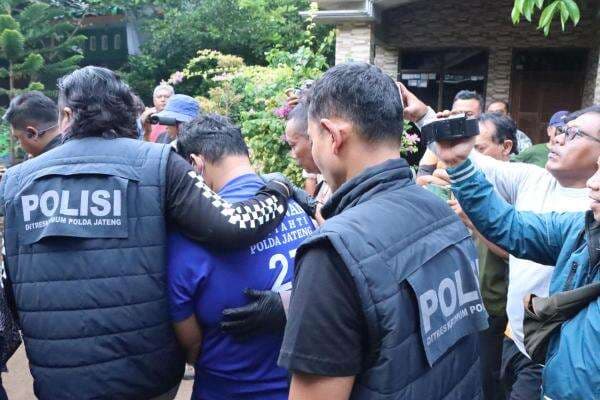 Polisi Geledah Rumah Tersangka Predator Seks di Jepara, Jumlah Korban Bertambah Jadi 31 Anak Polisi Geledah Rumah Tersangka Predator Seks di Jepara, Jumlah Korban Bertambah Jadi 31 Anak