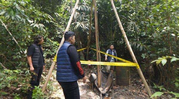 Polisi Gerebek 70 Titik Pengeboran Minyak Ilegal, Tangkap 2 Pelaku dan Sita 12 Jerigen Minyak Mentah Polisi Gerebek 70 Titik Pengeboran Minyak Ilegal, Tangkap 2 Pelaku dan Sita 12 Jerigen Minyak Mentah