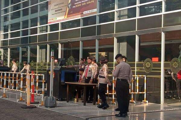 Sidang Pleidoi Hasto, Pengunjung Diperiksa dengan Mesin X-Ray Sidang Pleidoi Hasto, Pengunjung Diperiksa dengan Mesin X-Ray