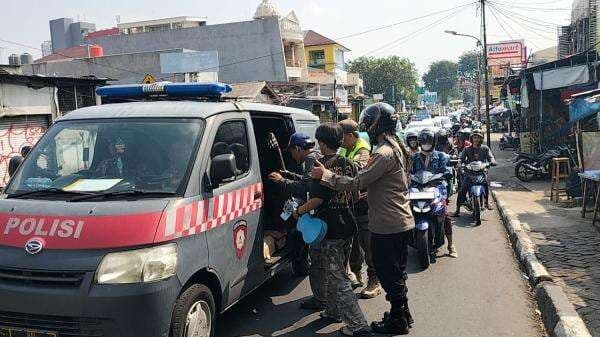 Puluhan Orang Terjaring Razia Premanisme di Palmerah, Ada Jukir Liar hingga Debt Collector Ilegal Puluhan Orang Terjaring Razia Premanisme di Palmerah, Ada Jukir Liar hingga Debt Collector Ilegal