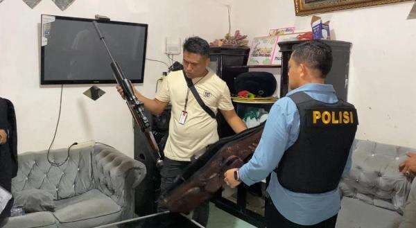Polisi Sita Senjata Modifikasi saat Grebek Rumah Bandar Narkoba Polisi Sita Senjata Modifikasi saat Grebek Rumah Bandar Narkoba