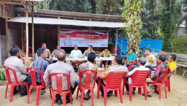 Polisi Gelar Sosialiasi Pemilu Damai ke Suku Pedalaman di Inhu Riau Polisi Gelar Sosialiasi Pemilu Damai ke Suku Pedalaman di Inhu Riau