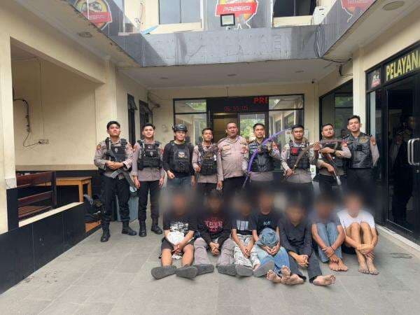 Polisi Tangkap 7 Remaja Usai Perayaan Tahun Baru di Jakbar, 3 Celurit Diamankan Polisi Tangkap 7 Remaja Usai Perayaan Tahun Baru di Jakbar, 3 Celurit Diamankan