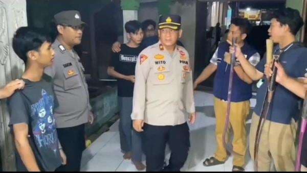 Tawuran Remaja di Bekasi Pecah, Polisi Tangkap 9 Orang dan Sita 5 Sajam Tawuran Remaja di Bekasi Pecah, Polisi Tangkap 9 Orang dan Sita 5 Sajam