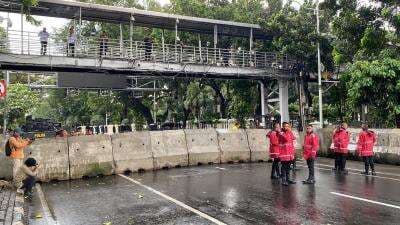 Belum Ada Pedemo, Polisi Sudah Tutup Jalan Depan Patung Kuda Belum Ada Pedemo, Polisi Sudah Tutup Jalan Depan Patung Kuda