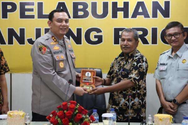 Polres Tanjung Priok Sosialisasi Larangan Over Dimensi-Overload ke Para Sopir Truk Polres Tanjung Priok Sosialisasi Larangan Over Dimensi-Overload ke Para Sopir Truk