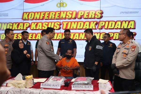 Polres Tanjung Priok Ungkap Kasus Pembunuhan Sadis Berlatar Belakang Asmara Polres Tanjung Priok Ungkap Kasus Pembunuhan Sadis Berlatar Belakang Asmara