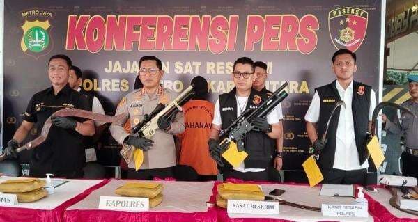 Polisi Bongkar Markas Gangster di Jakut: 68 Sajam, 2 Airsoft Gun dan 20 Paket Ganja Disita Polisi Bongkar Markas Gangster di Jakut: 68 Sajam, 2 Airsoft Gun dan 20 Paket Ganja Disita