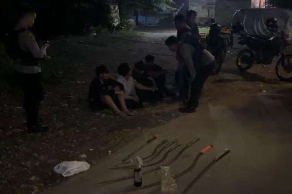 Gagal Tawuran, 4 Pemuda Bawa Sajam Ditangkap di Kemang Jaksel Gagal Tawuran, 4 Pemuda Bawa Sajam Ditangkap di Kemang Jaksel