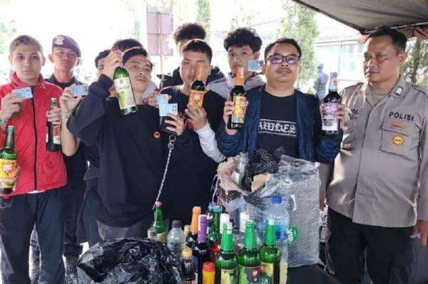 Pengamanan Piala Presiden 2025 di Stadion Jalak Harupat, Polisi Sita Miras hingga Flare Pengamanan Piala Presiden 2025 di Stadion Jalak Harupat, Polisi Sita Miras hingga Flare