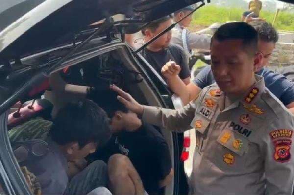 Viral Temuan Mayat Korban Pembunuhan Dekat Stadion Si Jalak Harupat, 3 Pelaku Ditangkap Viral Temuan Mayat Korban Pembunuhan Dekat Stadion Si Jalak Harupat, 3 Pelaku Ditangkap