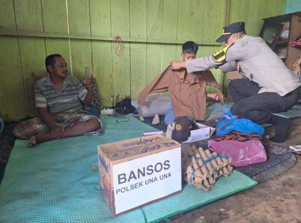 Polisi Bantu Bocah yang Viral Terancam Putus Sekolah karena Ayahnya Lumpuh Polisi Bantu Bocah yang Viral Terancam Putus Sekolah karena Ayahnya Lumpuh