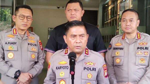 Geram! Irjen Karyoto Kejar Penyebar Hoaks yang Fitnah Dirinya Marahi Kapolri karena Tak Jadi Kabareskrim Geram! Irjen Karyoto Kejar Penyebar Hoaks yang Fitnah Dirinya Marahi Kapolri karena Tak Jadi Kabareskrim