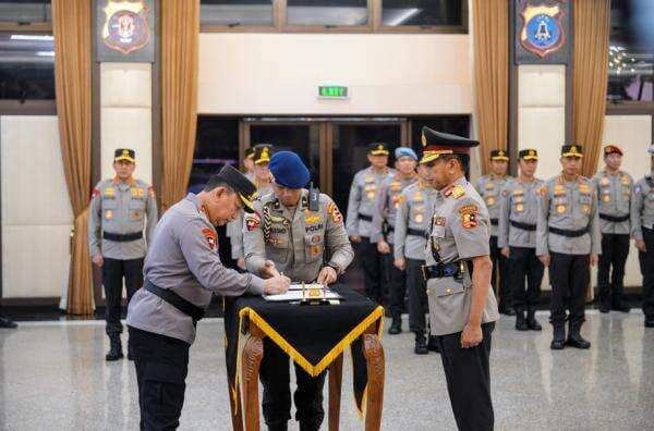 Kapolri Naikkan Pangkat Jenderal Peraih Hoegeng Award Jadi Bintang Tiga, Ini Sosoknya Kapolri Naikkan Pangkat Jenderal Peraih Hoegeng Award Jadi Bintang Tiga, Ini Sosoknya