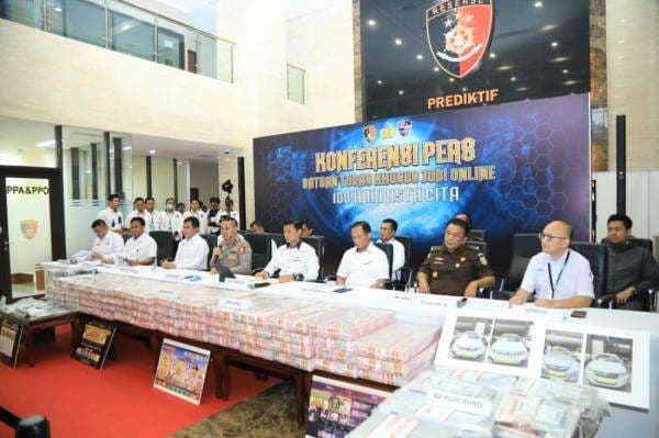 Tabrak 5 Orang, Pengemudi Mobil Dinas Kemhan Babak Belur Diamuk Warga Palmerah Tabrak 5 Orang, Pengemudi Mobil Dinas Kemhan Babak Belur Diamuk Warga Palmerah