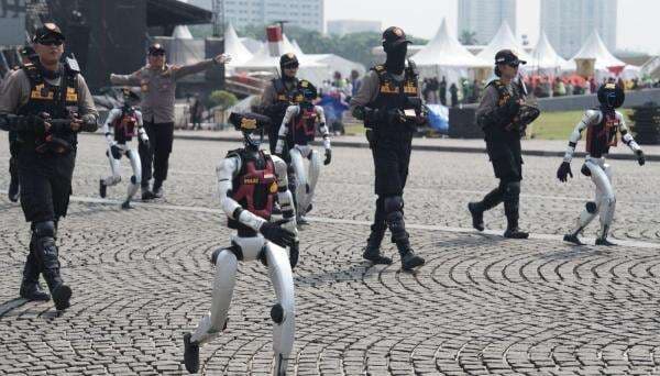 Ini Alasan Polisi Hadirkan Robot Canggih Beratribut Polri di Puncak Hari Bhayangkara Ke-79 Ini Alasan Polisi Hadirkan Robot Canggih Beratribut Polri di Puncak Hari Bhayangkara Ke-79