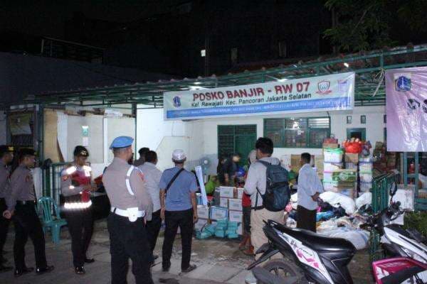 Polri Terjunkan Watergen dan Dapur Lapangan untuk Bantu Warga Terdampak Banjir di Rawajati Polri Terjunkan Watergen dan Dapur Lapangan untuk Bantu Warga Terdampak Banjir di Rawajati