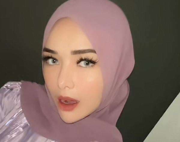 Potret Amanda Manopo dengan Hijab Bikin Netizen Heboh: Login Yok! Potret Amanda Manopo dengan Hijab Bikin Netizen Heboh: Login Yok!