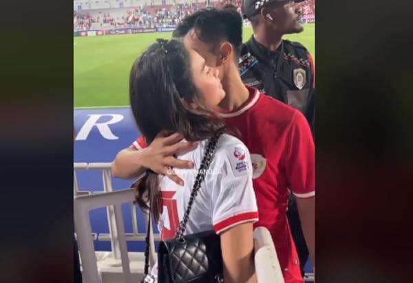 Potret Azizah Salsha Peluk Hangat Pratama Arhan Usai Timnas U-23 Indonesia Kalah dari Uzbekistan Potret Azizah Salsha Peluk Hangat Pratama Arhan Usai Timnas U-23 Indonesia Kalah dari Uzbekistan