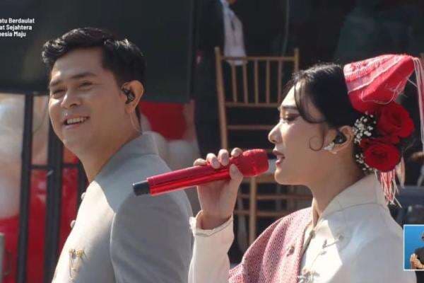 Potret Cakra Khan dan Isyana Sarasvati Duet di HUT ke-80 RI, Haru Bawakan Lagu Rumah Kita Potret Cakra Khan dan Isyana Sarasvati Duet di HUT ke-80 RI, Haru Bawakan Lagu Rumah Kita