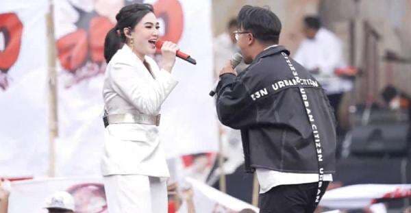 Potret Cantik Nella Kharisma di Hajatan Rakyat Ganjar-Mahfud Sidoarjo Potret Cantik Nella Kharisma di Hajatan Rakyat Ganjar-Mahfud Sidoarjo