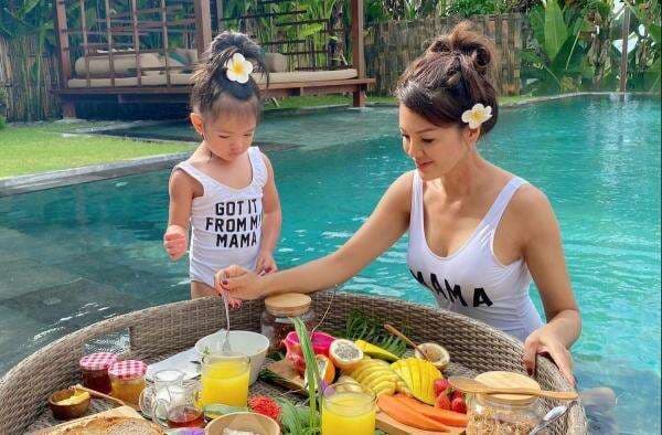 Potret Farah Queen saat Momong Anak, Hot Mom 2 Anak yang Masih Seksi Potret Farah Queen saat Momong Anak, Hot Mom 2 Anak yang Masih Seksi