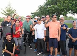 Potret Jokowi Gowes Sepeda Bambu dan Swafoto Bersama Warga di Mataram NTB   