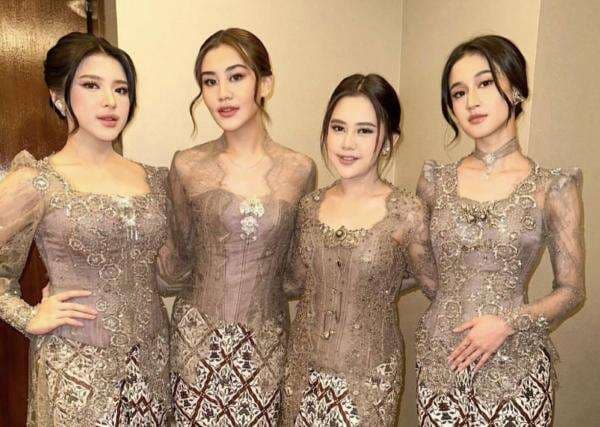 Potret Kompak Bridesmaid Mahalini, Gaya Alay Jadi Andalan Potret Kompak Bridesmaid Mahalini, Gaya Alay Jadi Andalan