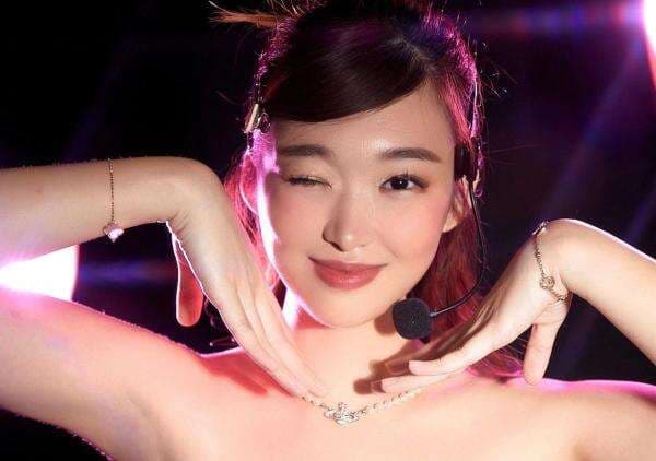 Potret Livy Renata Pakai Kemben Pink, Disandingkan dengan Penyanyi Korea Tiffany Young Potret Livy Renata Pakai Kemben Pink, Disandingkan dengan Penyanyi Korea Tiffany Young