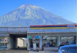 Potret Minimarket di Wonosobo Punya Pemandangan Gunung Indah Mirip di Jepang! 
