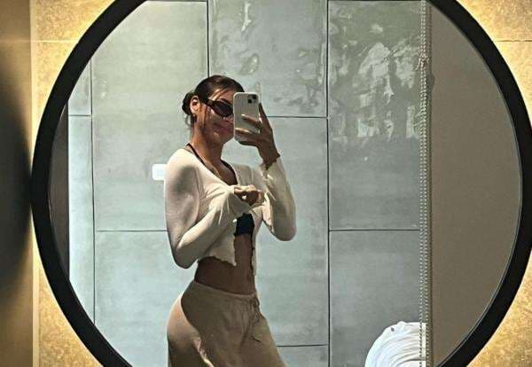 Potret Mirror Selfie Aylena Fusil, Pose Menggoda Pamer Bokong Potret Mirror Selfie Aylena Fusil, Pose Menggoda Pamer Bokong