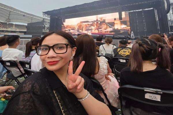 Potret Nagita Slavina Nonton Konser BLACKPINK di Korea, Pose di Depan Panggung Potret Nagita Slavina Nonton Konser BLACKPINK di Korea, Pose di Depan Panggung