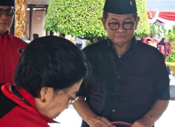 Potret Pramono Anung Dampingi Megawati Soekarnoputri Ziarah Makam Bung Karno Potret Pramono Anung Dampingi Megawati Soekarnoputri Ziarah Makam Bung Karno