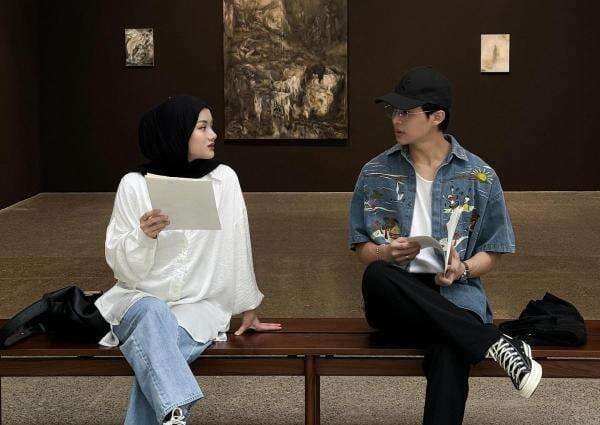 Potret Romantis Dinda Hauw dan Rey Mbayang, Ngedate di Museum Bikin Iri Potret Romantis Dinda Hauw dan Rey Mbayang, Ngedate di Museum Bikin Iri