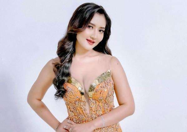 Potret Seksi Aspri Ke-19 Hotman Paris Novi Sasmita, Pakai Dress Oren Seger Banget Potret Seksi Aspri Ke-19 Hotman Paris Novi Sasmita, Pakai Dress Oren Seger Banget