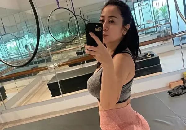 Potret Tante Ernie Mirror Selfie Usai Olahraga, Bikin Bergairah Potret Tante Ernie Mirror Selfie Usai Olahraga, Bikin Bergairah
