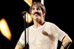 Potret Vokalis Red Hot Chili Peppers Anthony Kiedis, Makan Nasi Liwet Sambil Duduk Ngedeprok