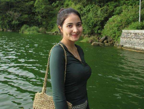 5 Potret Cantik dan Fakta Menarik Bulan Sutena, Viral Gegara Video 1 Menit 14 Detik 5 Potret Cantik dan Fakta Menarik Bulan Sutena, Viral Gegara Video 1 Menit 14 Detik