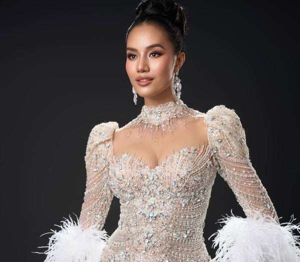 Potret Gaun Putih yang Dikenakan Opal Suchata Chuangsri di Final Miss World 2025, Penuh Makna Mendalam! Potret Gaun Putih yang Dikenakan Opal Suchata Chuangsri di Final Miss World 2025, Penuh Makna Mendalam!