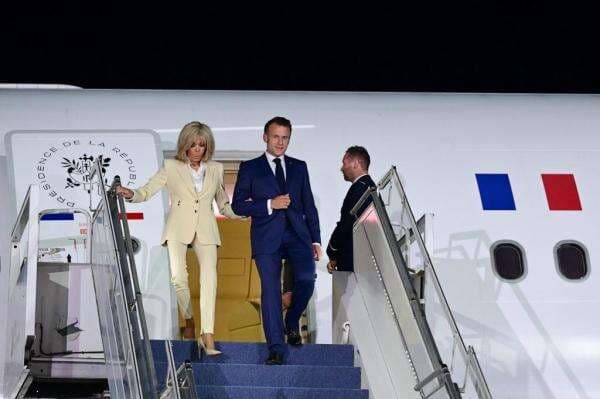 Momen Mesra Macron dan Istri saat Tiba di Jakarta, Gandengan Tangan Turun Pesawat Momen Mesra Macron dan Istri saat Tiba di Jakarta, Gandengan Tangan Turun Pesawat