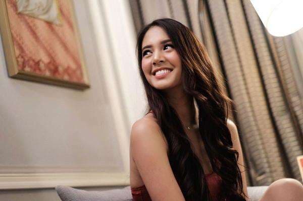 Potret Mirror Selfie Aurelie Moeremans Disandingkan dengan Lisa BLACKPINK, Miripkah? Potret Mirror Selfie Aurelie Moeremans Disandingkan dengan Lisa BLACKPINK, Miripkah?