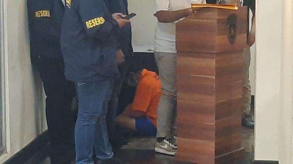 Potret Nanang Gimbal Pelaku Pembunuhan Sandy Permana, Duduk Termenung Pakai Baju Tahanan Potret Nanang Gimbal Pelaku Pembunuhan Sandy Permana, Duduk Termenung Pakai Baju Tahanan