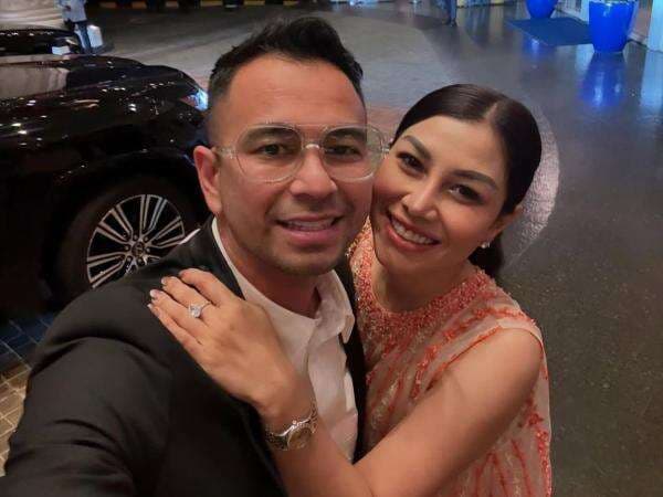 Potret Raffi Ahmad Selfie dengan Nisya yang Jadi Anggota DPRD Jabar: Amanah Harus Dijalankan Potret Raffi Ahmad Selfie dengan Nisya yang Jadi Anggota DPRD Jabar: Amanah Harus Dijalankan