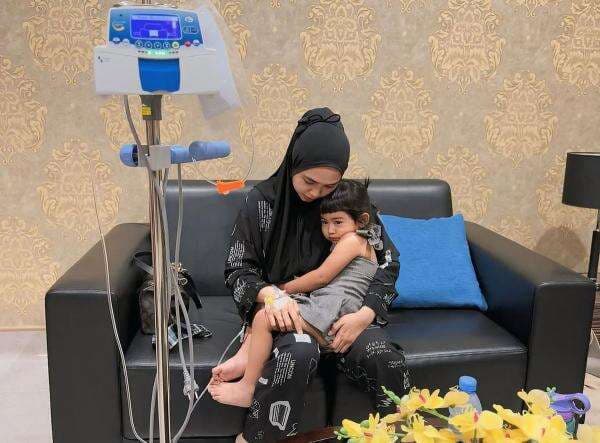 Potret Ria Ricis Sakit DBD, Tetap Beraktivitas dan Urus Moana meski Tangan Masih Diinfus Potret Ria Ricis Sakit DBD, Tetap Beraktivitas dan Urus Moana meski Tangan Masih Diinfus