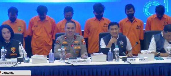 Potret 6 Pelaku Kasus Grup Fantasi Sedarah yang Ditangkap, Perannya Ada yang Jual-Buat Konten Potret 6 Pelaku Kasus Grup Fantasi Sedarah yang Ditangkap, Perannya Ada yang Jual-Buat Konten