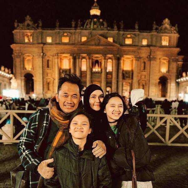 Potret Zaskia Adya Mecca Rasakan Vibe Malam Natal di Vatikan: Sangat Terbuka dan Hangat Potret Zaskia Adya Mecca Rasakan Vibe Malam Natal di Vatikan: Sangat Terbuka dan Hangat