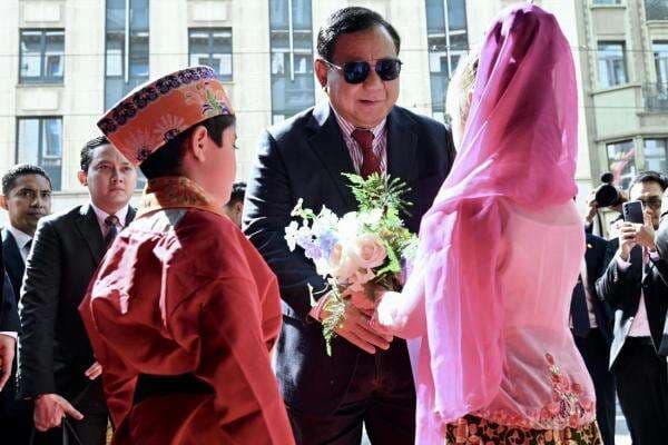 Prabowo Disambut Hangat Diaspora di Brussel, Terima Buket Bunga dari Kalla Prabowo Disambut Hangat Diaspora di Brussel, Terima Buket Bunga dari Kalla