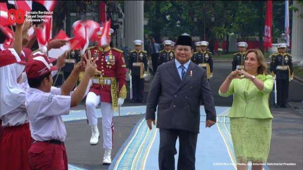 Momen Manis Presiden Peru Beri Kode Love saat Disambut Siswa di Istana Merdeka Momen Manis Presiden Peru Beri Kode Love saat Disambut Siswa di Istana Merdeka